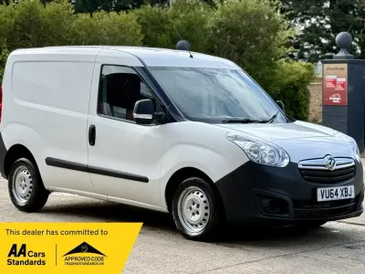 Begagnad Vauxhall Combo S 105 HK (77 kW) 2015 Vit Minibuss