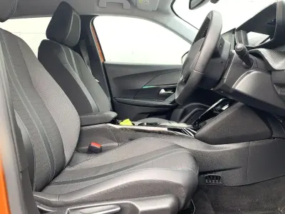 Używany Peugeot e-2008 Allure Premium 98 kW (134 KM) 2022 Pomarańczowy SUV