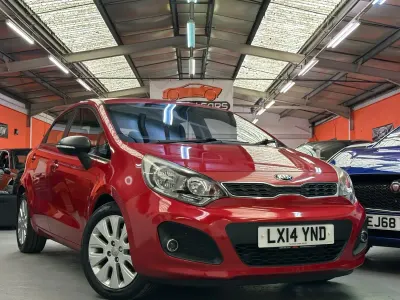 Używany Kia Rio 107 KM (78 kW) 2014 Czerwony Hatchback