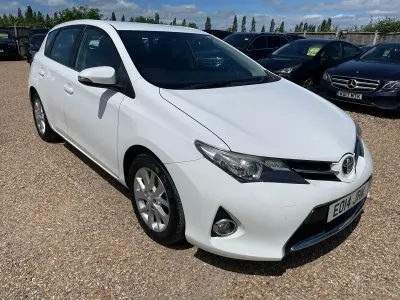 Used Toyota Auris Multidrive S 132 HP (97 kW) 2014 White Hatchback