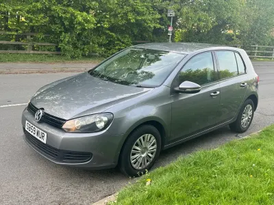 Usado VW Golf VI S 105 HP (77 kW) 2009 Cinzento Citadino