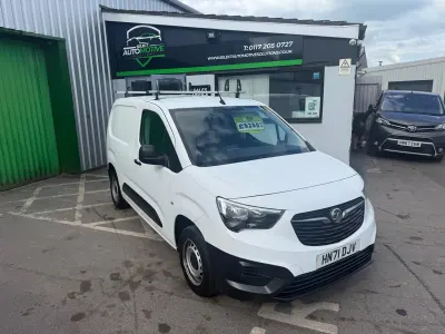 Second-hand Vauxhall Combo Edition 100 CP (73 kW) 2021 Alb Monovolum