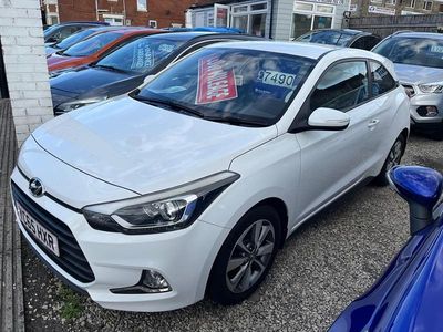 White Used 2015 Hyundai i20 SE Coupe | £6,490 (Expensive)