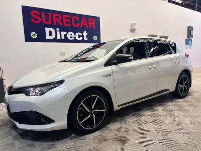 Used Toyota Auris Hybrid 136 HP (100 kW) 2017 White Hatchback