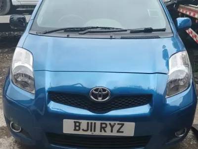 Begagnad Toyota Yaris 2011 Blå Halvkombi