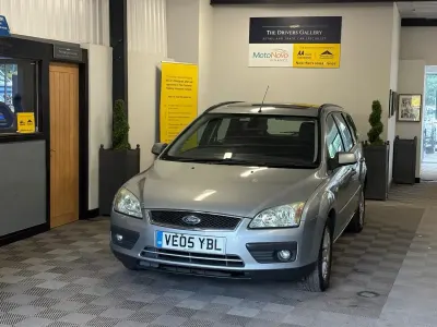 Begagnad Ford Focus Ghia 2005 Silver Kombi