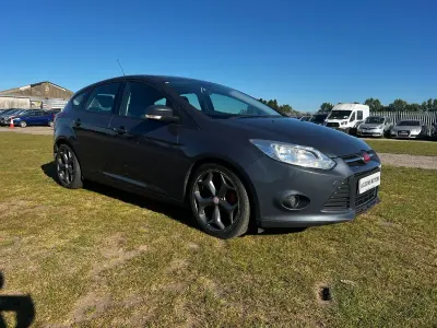 Usado Ford Focus S 115 HP (84 kW) 2015 Cinzento Citadino