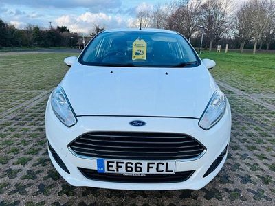 Used Ford Fiesta Zetec 100 HP (73 kW) 2016 White Hatchback