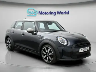 Usado Mini Cooper Exclusive 136 CV (100 kW) 2021 Azul Utilitario