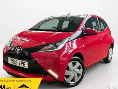 Usado Toyota Aygo X-play 69 CV (50 kW) 2015 Rojo Utilitario