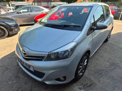 Used Toyota Yaris 99 HP (72 kW) 2014 Silver Hatchback