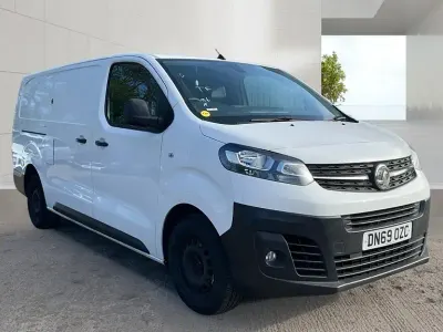 Second-hand Vauxhall Vivaro 100 CP (73 kW) 2019 Alb Monovolum