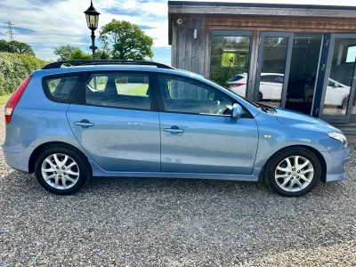 Second-hand Hyundai i30 Comfort 115 CP (84 kW) 2011 Albastru Break