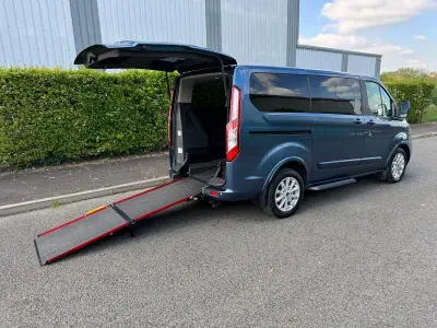Usado Ford Tourneo Titanium 130 HP (95 kW) 2020 Azul Monovolume