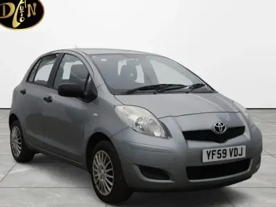 Usado Toyota Yaris T2 69 CV (50 kW) 2010 Plateado Utilitario