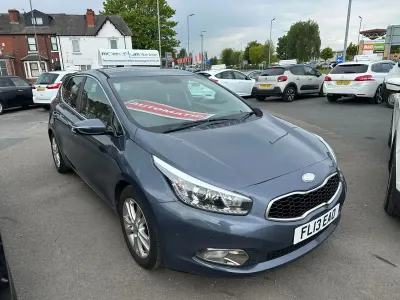 Używany Kia Ceed 128 KM (94 kW) 2013 Niebieski Hatchback