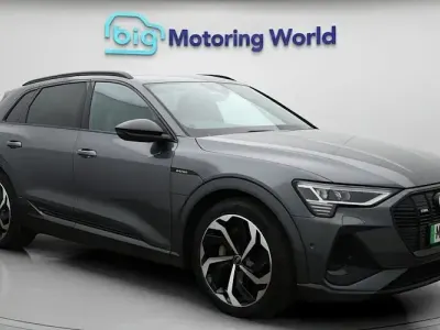 Begagnad Audi e-tron Black Edition 230 kW (313 HK) 2022 Grå SUV