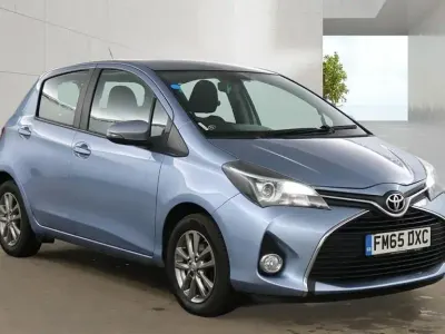 Used Toyota Yaris 99 HP (72 kW) 2015 Blue Hatchback