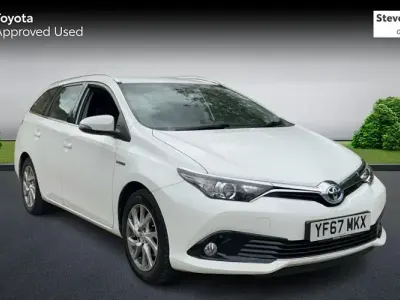 Used Toyota Auris Touring Sports 136 HP (100 kW) 2017 White Estate