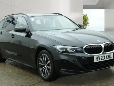 Begagnad BMW 330e Sport Line 2023 Svart Kombi