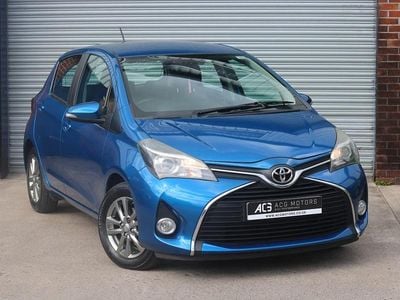 Używany Toyota Yaris 99 KM (72 kW) 2015 Niebieski Hatchback