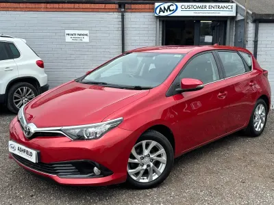 Used Toyota Auris 116 HP (85 kW) 2016 Red Hatchback