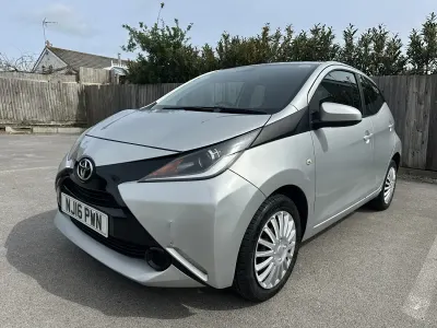 Usado Toyota Aygo X-play 2016 Plateado Utilitario