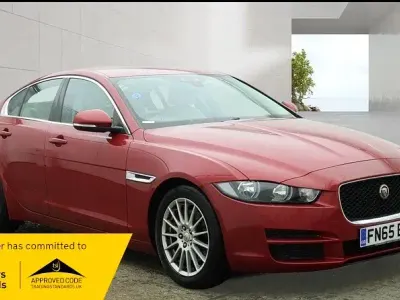 Gebraucht Jaguar XE Prestige 163 PS (119 kW) 2015 Rot Limousine