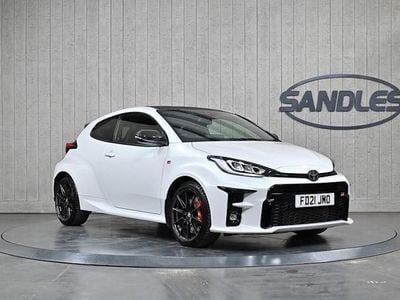 Begagnad Toyota Yaris 272 HK (200 kW) 2021 Vit Halvkombi