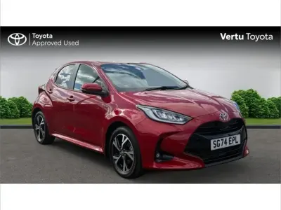 Usado Toyota Yaris Hybrid Design 116 HP (85 kW) 2024 Vermelho Citadino