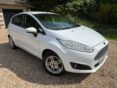 Usado Ford Fiesta Zetec 82 HP (60 kW) 2013 Branco Citadino