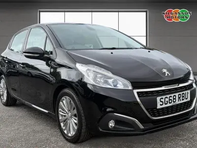 Used Peugeot 208 Signature Sky 82 HP (60 kW) 2018 Black Hatchback
