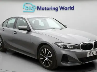 Usado BMW 330e Sport Line 292 HP (214 kW) 2023 Cinzento Sedan