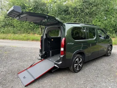 Used Peugeot Rifter Allure 131 HP (96 kW) 2024 Green MPV