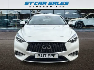 Used Infiniti Q30 Business Executive 170 HP (125 kW) 2017 White Hatchback