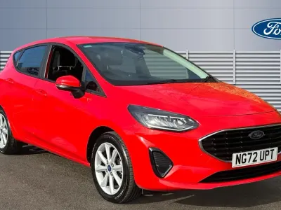 Begagnad Ford Fiesta Trend 100 HK (73 kW) 2023 Röd Halvkombi