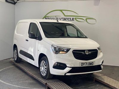 Second-hand Vauxhall Combo Sportive 100 CP (73 kW) 2021 Alb Monovolum