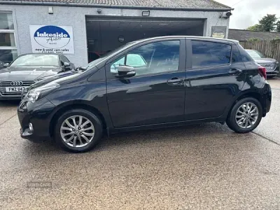 Used Toyota Yaris 99 HP (72 kW) 2016 Black Hatchback