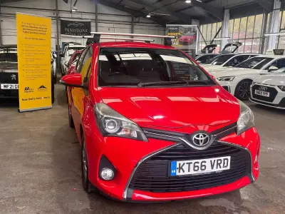 Używany Toyota Yaris 99 KM (72 kW) 2017 Czerwony Hatchback