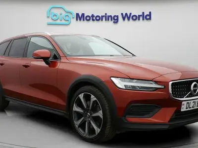 Usado Volvo V60 CC 197 HP (144 kW) 2021 Vermelho Carrinha