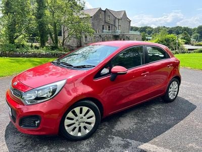 Usado Kia Rio 85 CV (62 kW) 2013 Rojo Utilitario