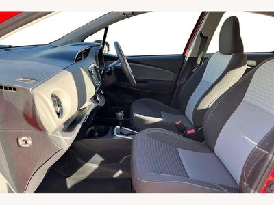 Used Toyota Yaris Hybrid 100 HP (73 kW) 2019 Red Hatchback
