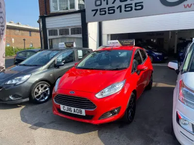 Second-hand Ford Fiesta Zetec 2016 Roșu Hatchback