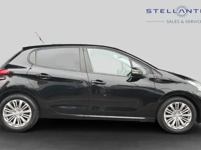 Second-hand Peugeot 208 Signature Sky 81 CP (59 kW) 2019 Negru Hatchback