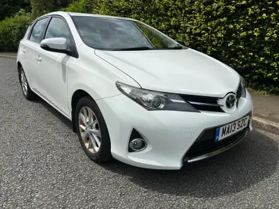 Used Toyota Auris 132 HP (97 kW) 2013 White Hatchback