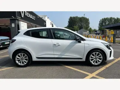 Used Renault Clio Evolution 90 HP (66 kW) 2024 Solid  glacier white  Hatchback
