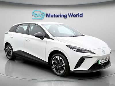 Begagnad MG MG4 EV SE 319 kW (435 HK) 2023 Vit Halvkombi