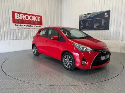 Używany Toyota Yaris 99 KM (72 kW) 2015 Czerwony Hatchback