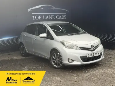 Używany Toyota Yaris Trend 99 KM (72 kW) 2012 Srebrny Hatchback