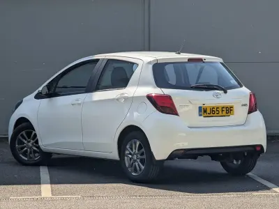 Używany Toyota Yaris Multidrive S 99 KM (72 kW) 2015 Biały Hatchback